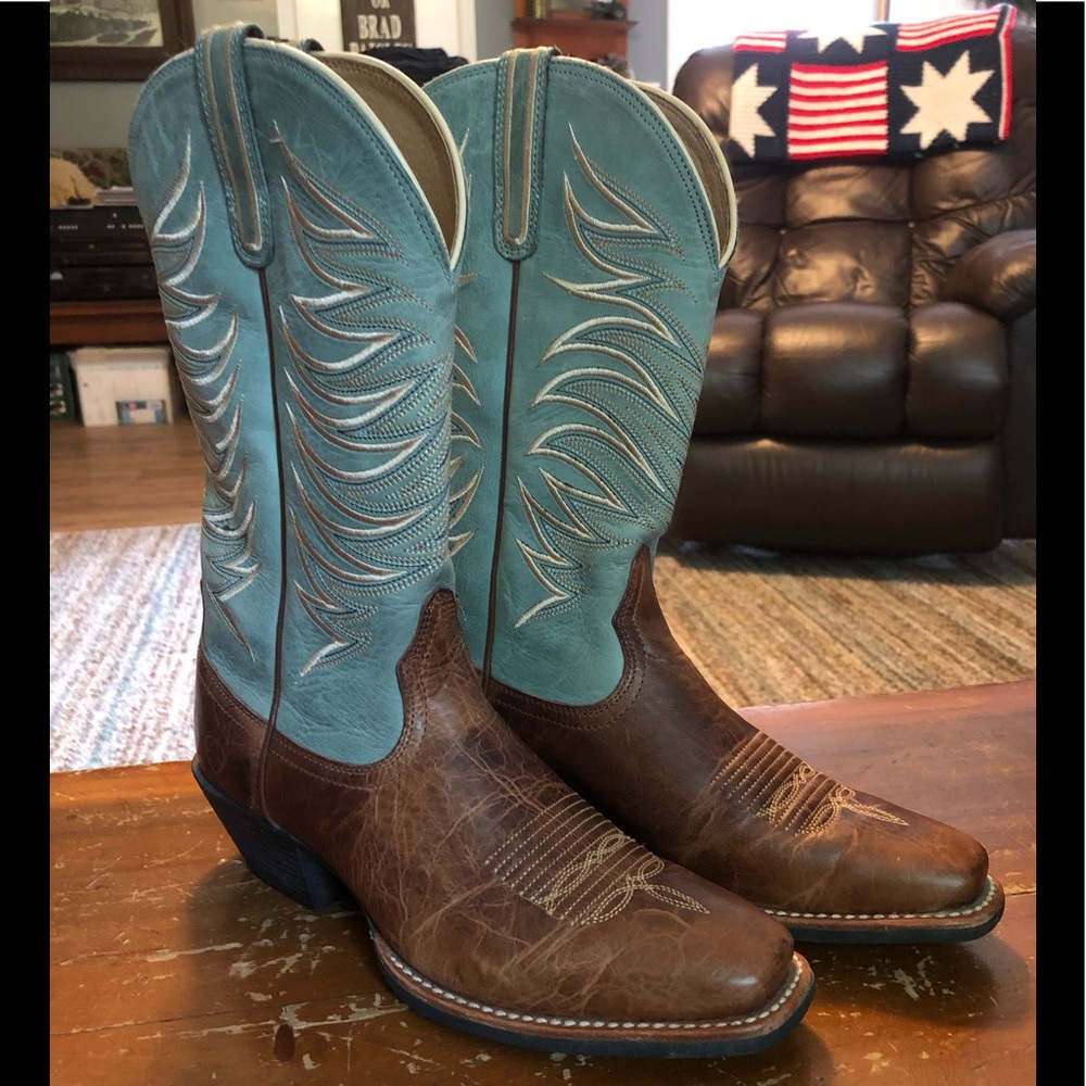 ARIAT WOMEN’S SIZE 7.5 BOOTS in GUC